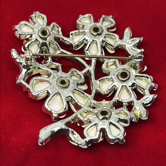 Vintage Clear Rhinestone White Enamel Floral Bouquet Brooch Pin - Picture 4 of 5